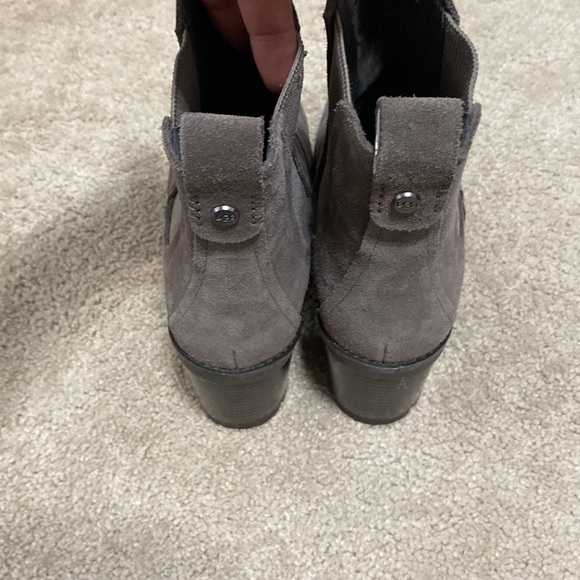 UGG NEW Waterproof hazel Chelsea suede heeled ankle booties basically brand new - Picture 7 of 16